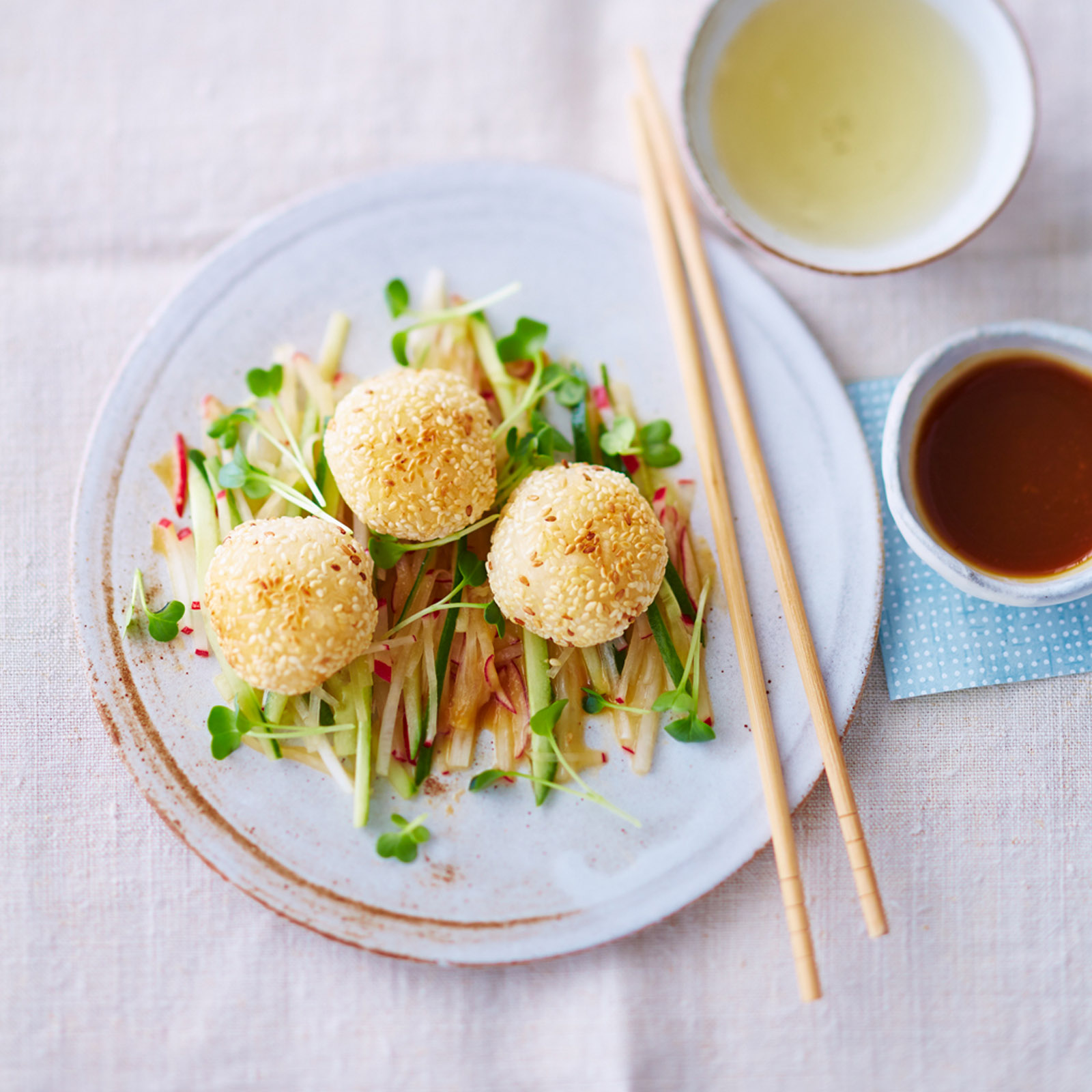 Sushi-Reisbällchen auf frischem Gemüse mit Misodressing | Rezepte ...